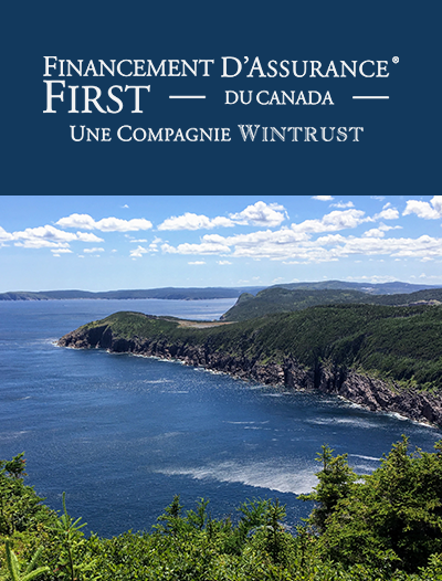  Affiche du Financement Assurance FIRST du Canada avec un paysage de mer, de l'herbe verte et des rochers. 